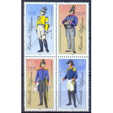 ALO2620MQ-QUADRA UNIFORMES HISTÓRICOS DOS CORREIOS - ALEMANHA ORIENTAL - 1986 - MINT