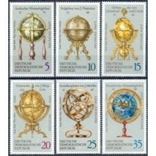 ALO1478M-SÉRIE GLOBOS TERRESTRES E CELESTES DO SALÃO NACIONAL DE FÍSICAS MATEMÁTICAS - ALEMANHA ORIENTAL - 1972 - MINT